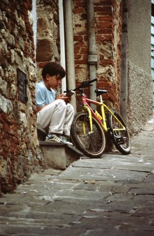 Cuba Boy w Bike n game_tif480